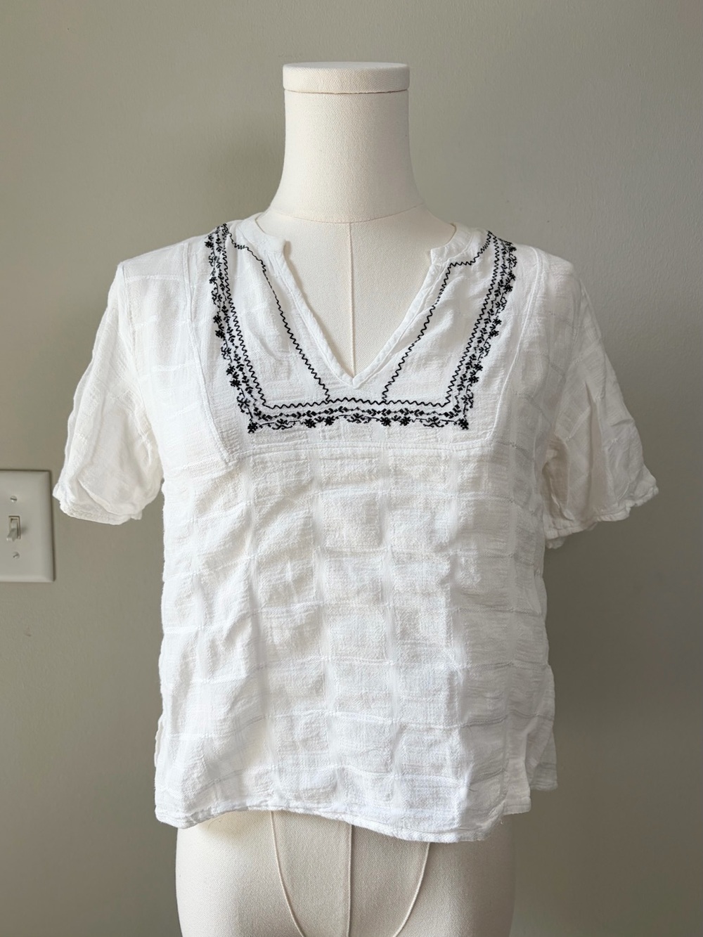Universal Threads White Embroidered Short Sleeve Blouse Prarie Boho Farmhouse